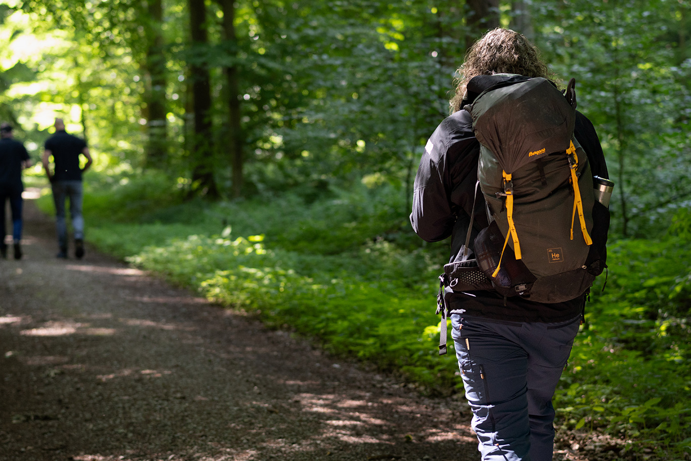 "Ein Mann mit einem Rucksack läuft durch den Northeimer Wald"