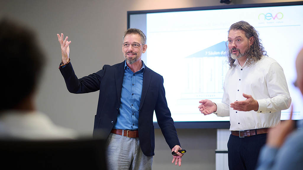 "Florian und Chenk (Geschäftsführer von nevo) präsentieren die 7 Säulen"