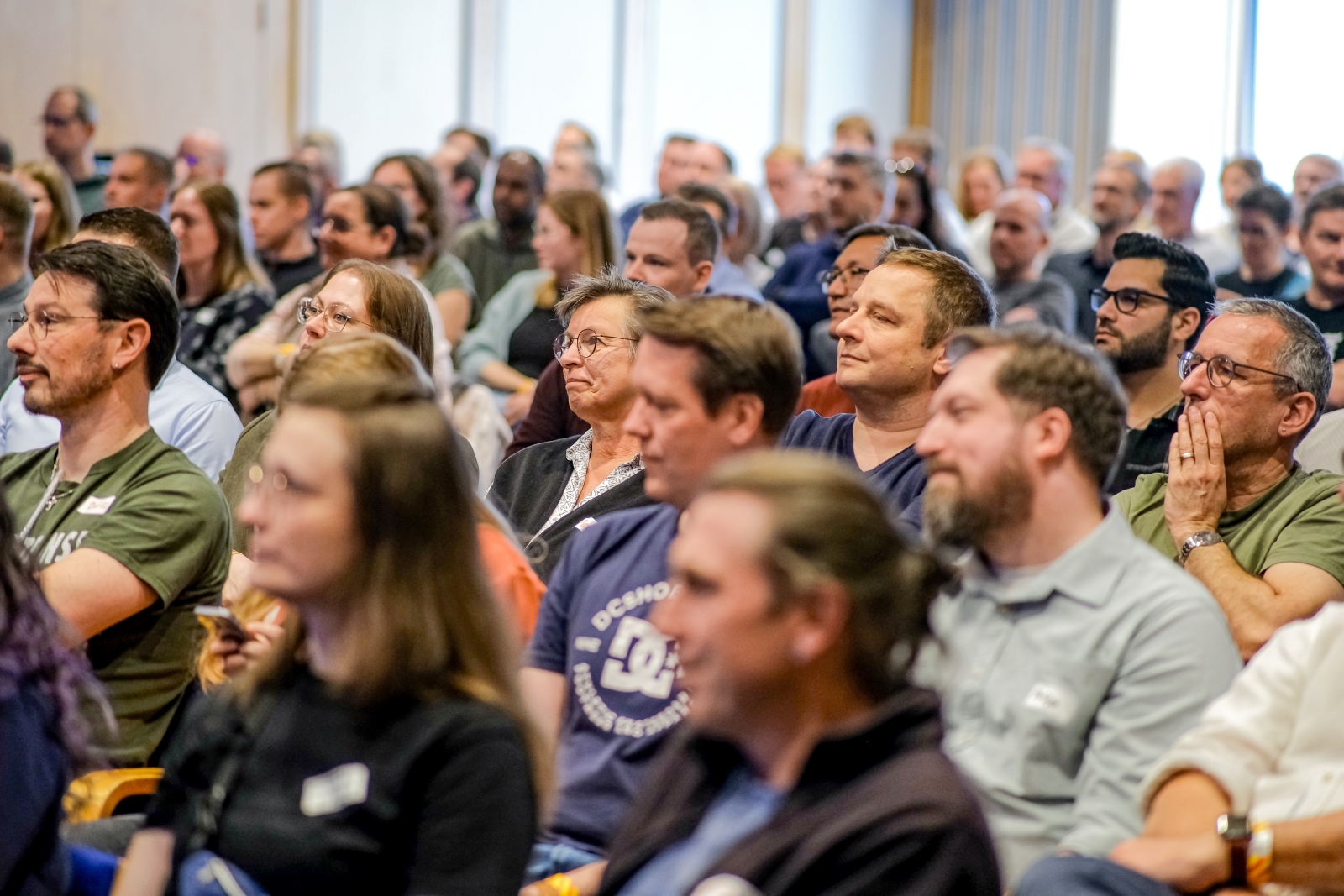"Arineo Mitarbeiter bei einer Versammlung zur Entscheidungsfindung"