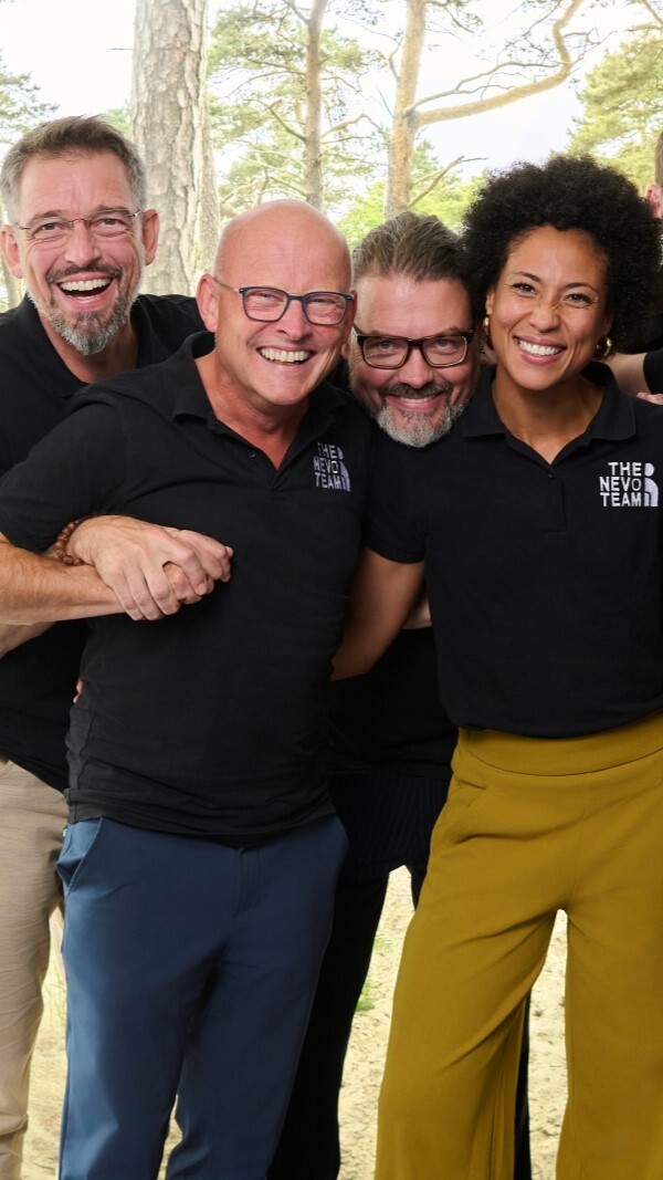 "Das nevo Team steht in freudiger Umarmung eng beieinander."