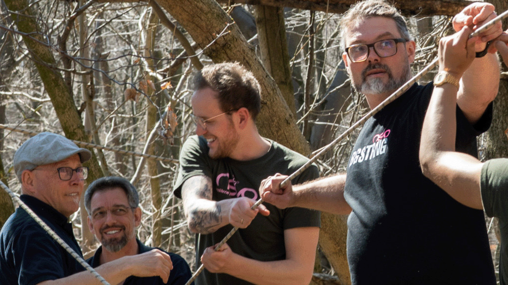 "nevo Team baut eine Seilrutsche auf und zieht gemeinsam an einem Strang"