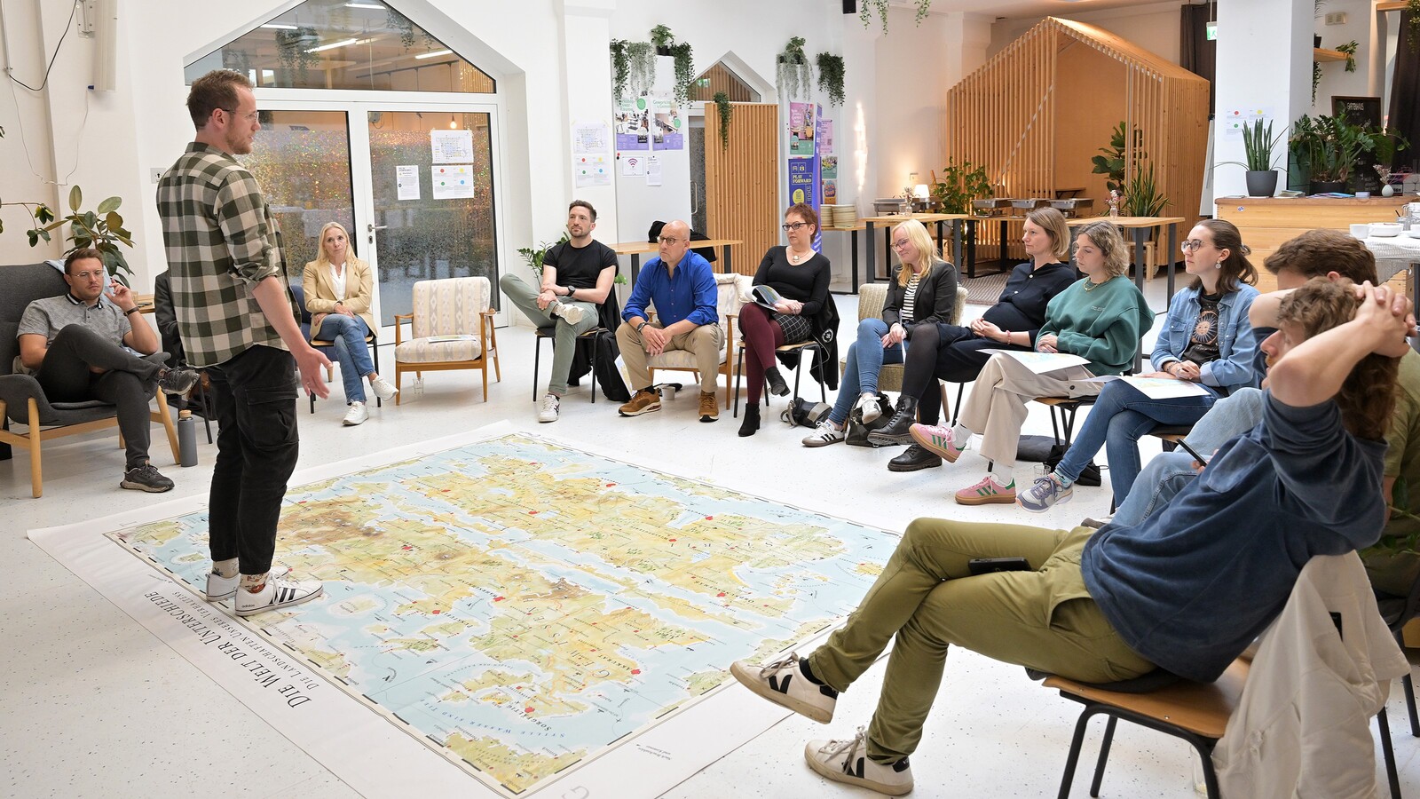 "Konrad führt einen MapsTell Workshop durch"