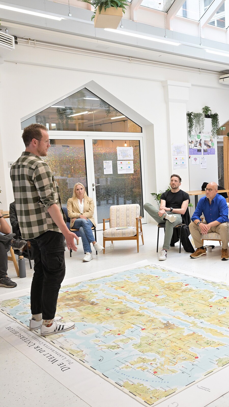 "Konrad führt einen MapsTell Workshop durch"